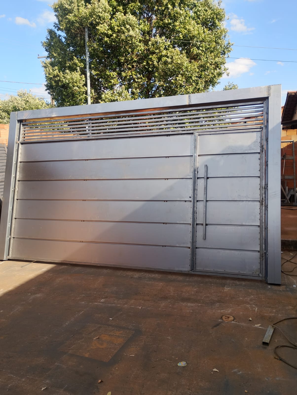 portão basculante fabricado na chapa bandeja e no metalon 50x30 na chapa 18.