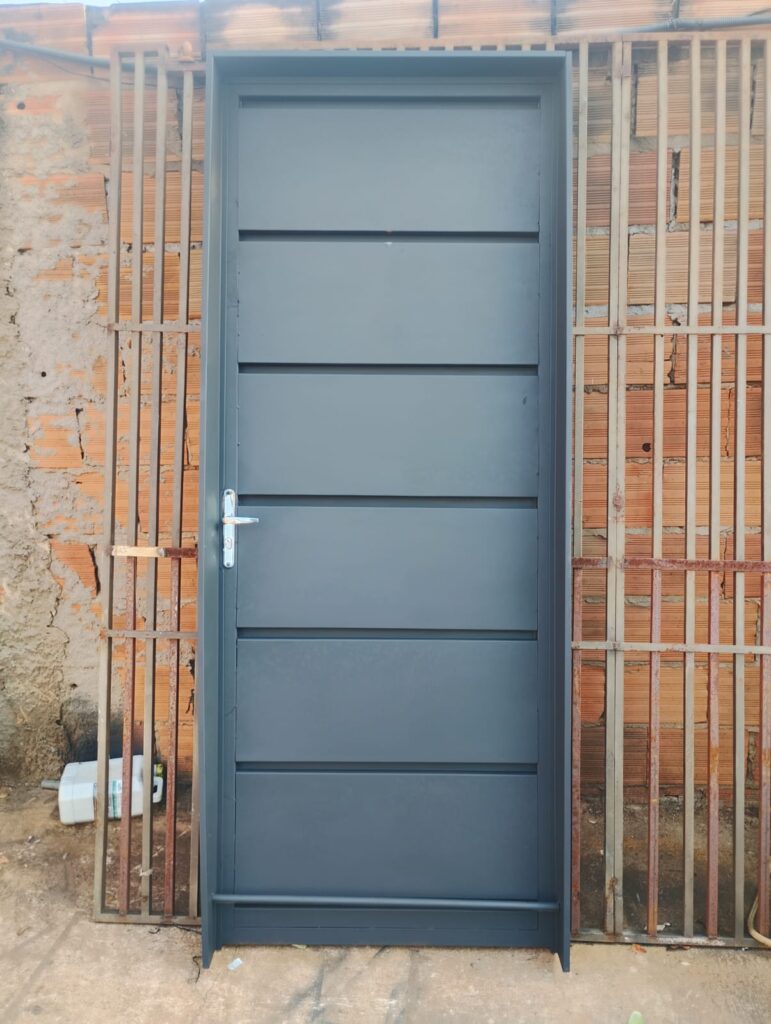 portão de metal fabricada na chapa bandeja, na medida de 800x2100.