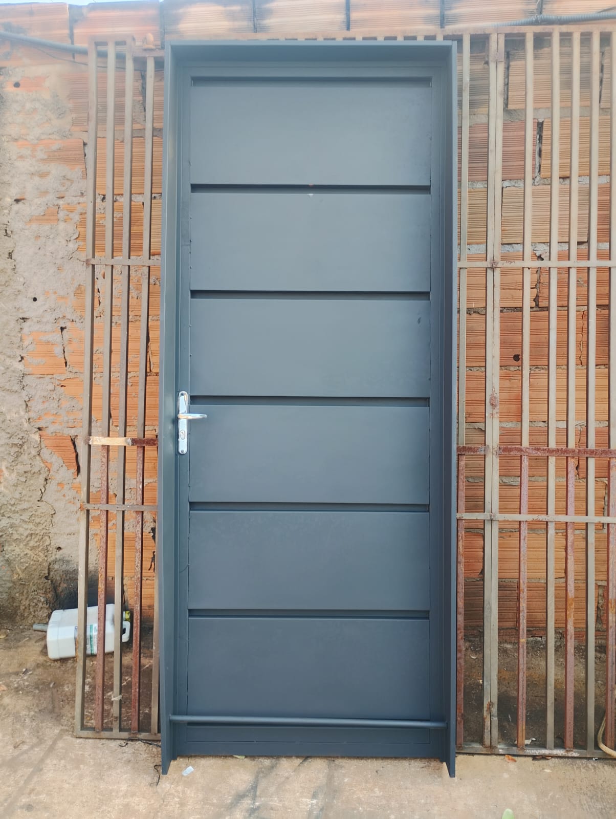 portão de metal fabricada na chapa bandeja, na medida de 800x2100.