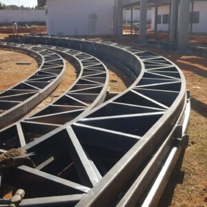 Fabricação de tesouras de arco 18 metros de comprimento por 80 cm de largura